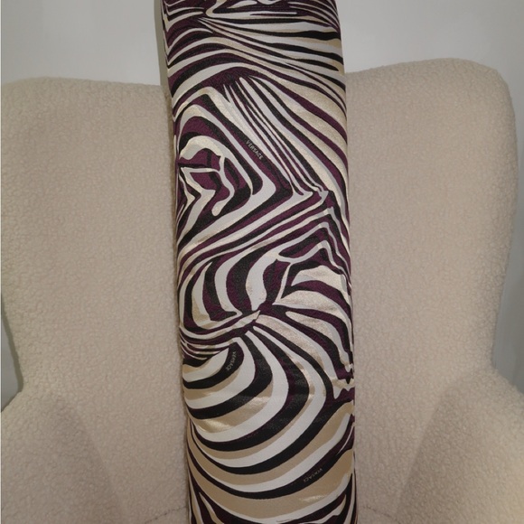 2 Vintage Versace Pillows - Picture 8 of 11